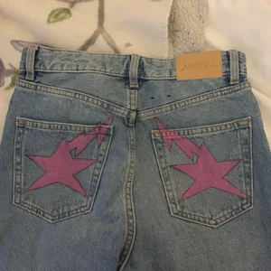 Coola jeans med stjärnor  - Supercoola jeans med målade rosa stjärnor på bakfickorna! Själva jeansen är från Monki och är ljusblåa:) fråga för fler bilder!