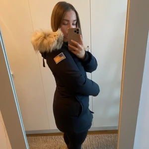 Svea jacka - Svea miss Smith jacka i storlek XS. Säljer pga att den är för liten för mig, därav ser passformen lite konstig ut på, men här är en länk på hur den ser ut annars:              https://m.boozt.com/se/sv/svea/miss-smith-jacket_15700544/15700547?localLanguage=1&gclid=CjwKCAiA55mPBhBOEiwANmzoQsPH4RGnm1bldRmHCXOLz87LlmFmgihgElME0-3LBpXb5Snlbj_qUxoCKwsQAvD_BwE.                                                                                                         Använd Max 5 ggr. Pälskragen är fake. 