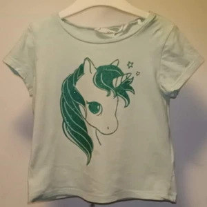  T-Shirt Storlekar:92  -   Vara: T-Shirts    Färg: Turkos  Pris: 10kr  Tillkommer: Frakt & Porto