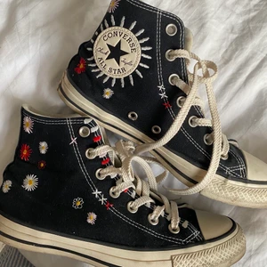 Svarta Converse  - Super fina converse med unik design. Väldigt skön sula jämfört med andra converse. <3