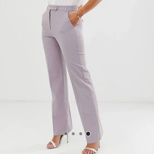 Lila kostymbyxor  - Lila kostymbyxa från Asos i storlek 34, passar nog 36 med. Byxan är endast använd en gång så likt nyskick!
