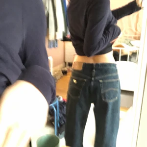 Armani jeans  - Nästan helt oanvända Armani jeans, baggy modell, dom är lite för långa för mej i benen därför säljer jag. Jag är ungefär 1,63 som referens. Skulle säga att dom sitter lite mer ”lågmidjat” på mej men som är en xs/s men om du är en m så kommer dom nog sitta lite högre upp i midjan. 