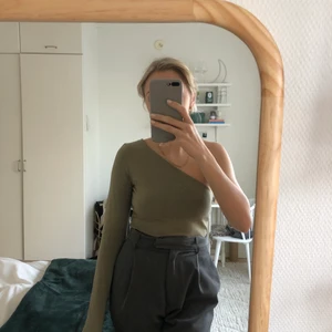 One-shoulder body - Grön one-shoulder body från NA-KD i storlek XXS, men skulle dock också passa en XS eller S! Superskönt material och passar till det mesta! Endast använd ett fåtal gånger❤️‍🔥