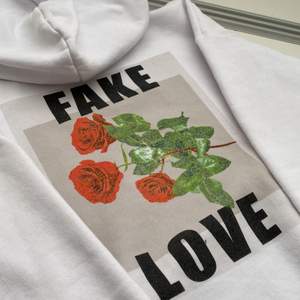 Säljer denna skitfina vintage FAKE LOVE hoodien, pga att det inte använts på ett bra tag, den är också bara använd ett fåtal gånger så den är i väldigt bra skick. Köpte den för runt 450kr men säljer den för 150kr + frakt. Den är i storlek M. Kontakta mig om du har några frågor, så ska jag försöka att svara så snabbt och bra som jag kan❤️