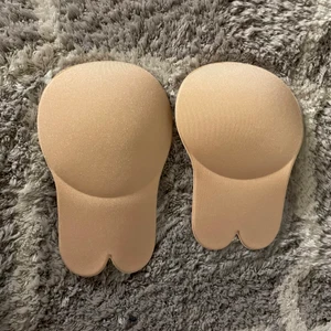 Bh - Jag säljer ett par oanvända nippcover (stav) som även fungerar som ”push-up” du fäster den runda delen på mitten av bröstet och sedan ”trycker” du bröstet åt det hållet du vill att dem ska sitta❤️ perfekta för olika v-ringade klänningar osv❤️
