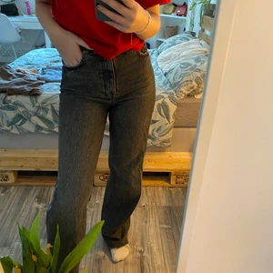 ZARA JEANS  ( 90’s full length) - Storlek 38 men passar även en 36 beroende på hur du vill att dom ska sitta. Är 172cm och dom är ej klippta så dom är i dens fulla längd, aldrig använda så dom är som nya! Nypris: 400kr