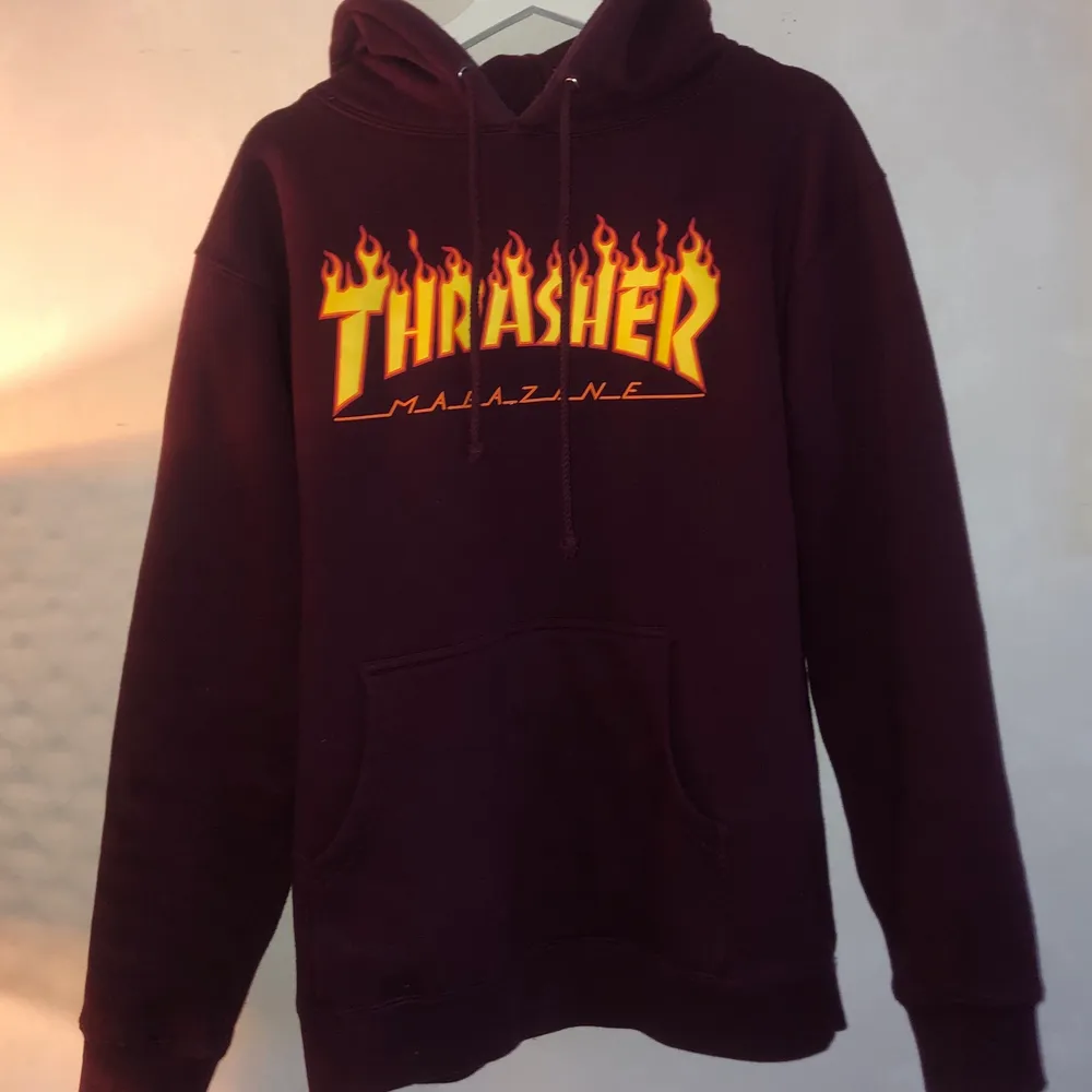 säljer min vinröda thrasher hoodie då jag har en svart thrasher hoodie jag använder mer. den är i bra skick, storlek S oversized så typ storlek M💕 köpt för 999kr, säljer för 400!!. Hoodies.
