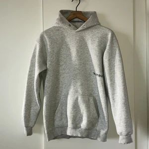 Vailent Hoodie - Hoodie från märket Vailent. Lite boxigare passform och mjuk på insidan. Snöret till huvan är borta. Grå melerad! True to size, storlek M.