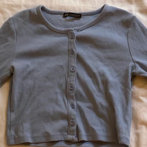 Blå kofta från Zara - Blå croppad kofta från Zara💎Använd max 2 gånger✨Skriv för fler bilder.