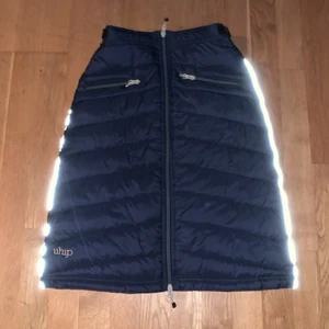 Uhip kjol - Jättevarm och skön ridkjol i färgen mörkblå. Går att knäppa upp där bak och fram. Där finns två framfickor.