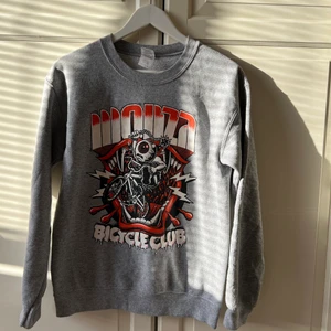 Tröja med print - Tröjan är i bra skick och består av 50% bomull, 50%polyester.