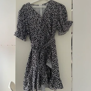 Klänning - Blommig klänning använd 1 gång. Storlek L men passar mig som har storlek S 