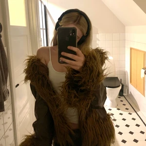 Pälsjacka - Säljer min fina afghan jacka eftersom jag har köpt en annan. Köpt secondhand men aldrig använd av mig!💖 tveka inte att höra av dig om du har några frågor eller vill ha fler bilder💋💋Ser även nu att jag har råkat klicka i blå påse S vilken jackan inte kommer få plats i och jag kan inte ändra annonsen nu!!!!!