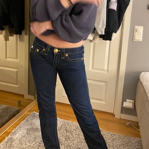 Lågmidjade true religion jeans - Säljer dessa sjukt snygga lågmidjade true religion jeans😍 för att de tyvärr inte passade mig. I en supersnygg mörkblå färg med guldsömmar som ger en så snygg kontrast. Köpta från sellpy för över 400 kr, har lapparna kvar! I storlek 28. 