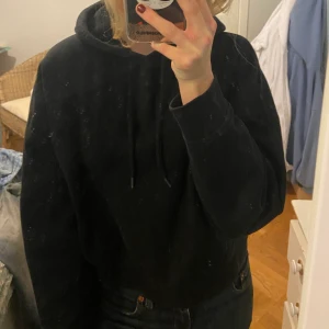 Svart Croppad Hoodie - Köpt på Monki och är ej jättemycket använd. 