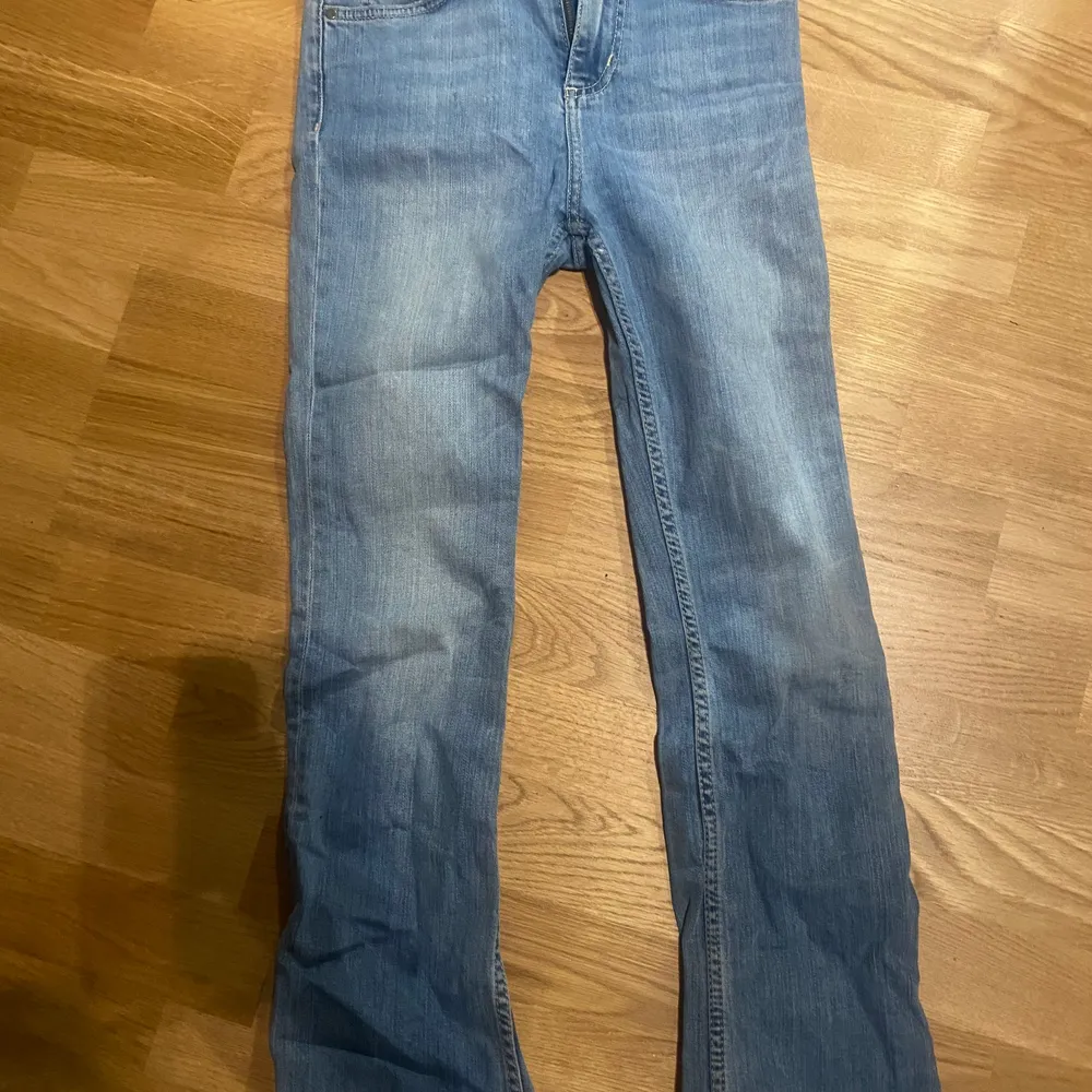 Fina ljusblå raka jeans i bra skick. Slutar lite ovanför ankeln. Skriv gärna vid frågor eller funderingar💗 pris kan diskuteras. Farkut & Housut.