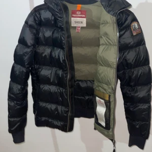 PARAJUMPER SHEEN - blank dunjacka från parajumper i svart. Värmeskala 3/4 lufthål under armarna      (cirka 14 år) storlek.     NYSKICK och ny pris ca 5000