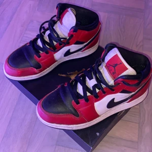 Jordans air mid st 36,5 - Säljer nu mina fina  ⚡️Air Jordans 1 Mid Chicago⚡️,köptes för 2410,säljer billigt för att de är en defekt på vänstra skon men de är inget man tänker på när dom sitter på❤️‍🩹 men kan tänka mig sänka priset 