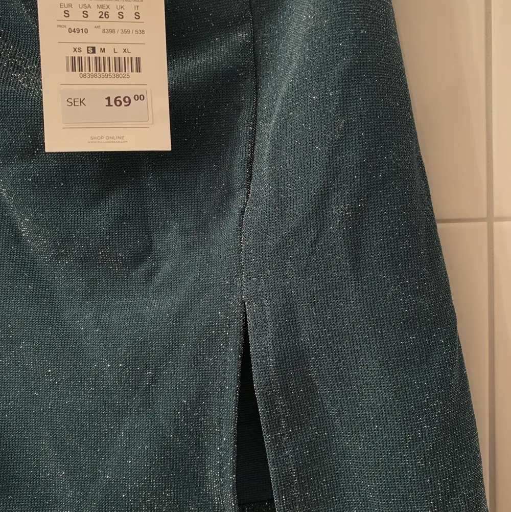 En använd glittrig kjol med slits från Pull & Bear🤍        Nypris: 170 kr. Kjolar.