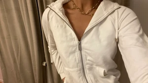 Zip Hoodie från Crockett i strl xxs  - Snygg vit Zip Hoodie från Crockett i bra skick! Passar mig som har strl xs 😊💫