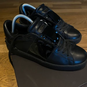 Valentino 38 - Valentino skor i bra skick, givetvis äkta men kvitto saknas men koden vid skorna finns. Pm för mer frågor. Om fler är intresserade är det bud.