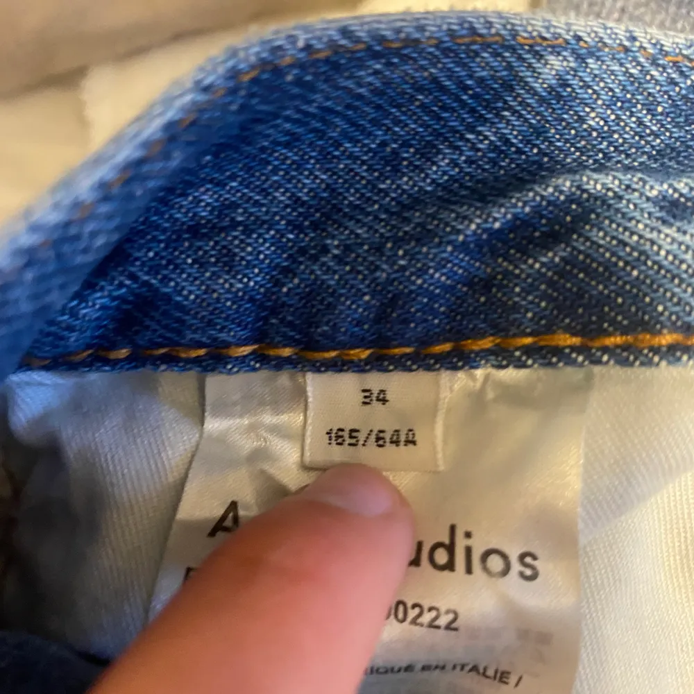 Snygga jeans från acne i storlek 34. De finns inte längre på hemsidan elelr i butik. De är lite för korta på mig som är 170. Pris kan diskuteras . Jeans & Byxor.