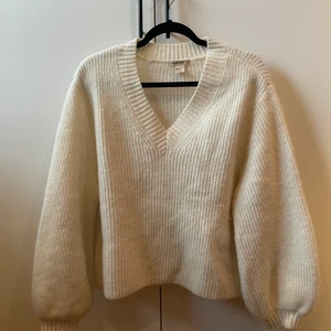 V-ringad stickad tröja - Stickad tröja från hm! Den är bringad och har mohair/wool blend. Väldigt varm och mysig. Använd ett antal gånger men ändå fint skick utan några noppror osv! Köpare står för frakt!💕 storlek XS men passar en S lätt också!