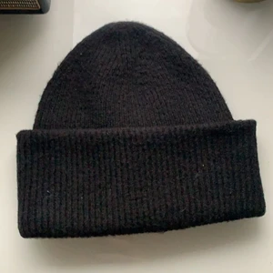 Mössa - Säljer denna mössan som endast är testad. Har köpt ny och har därför ingen användning av denna. Frakt ligger på 27 tror jag.