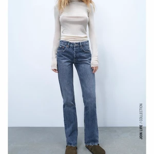 Mid Rise jeans - Säljer mina blåa mid Rise jeans då de inte kommit till användning, bara att skriva till mig om du vill ha fler bilder på, storlek 36💞💞💞säljer för 200+frakt (kom ihåg att du inte kan gå ut från budgivningen)❤️❤️