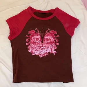 Urban outfitters t-shirt - T-shirt från urban outfitters i 2000-tals stil. Använd en gång. Bud på 150+frakt!