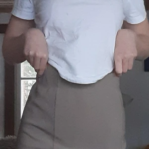 Kjol - 2 stycken kjolar, en i lack/skin och en beige, den svarta e i stl 40 å den beiga i M men skulle nog säga att den svarta skulle passa en 38 också,den beiga är från Bikbok och den andra från HM, köp båda för hundra eller en för 60, frakten är 70kr