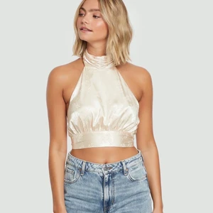 Halterneck topp med öppen rygg  - Säljer denna halterneck topp med öppen rygg från bikbok!! Aldrig använd! Säljer den i den BABY BLÅ färgen !! Inte krämvita 