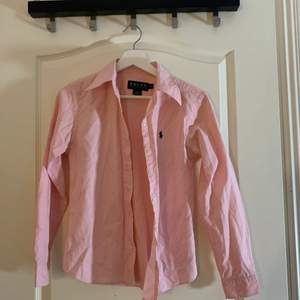 Säljer denna rosa Ralph Lauren skjorta i super fint skick då jag inte använder den, har använt den tre/fyra ggr. Är i strl 38 men passar även mig med strl 36. Skriv för fler bilder/bilder med plagget på. Köpare står för frakt och pris kan diskuteras vid snabb affär❣️