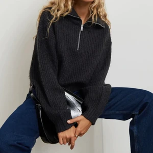 Stickad tröja - Stickad tröja från Gina tricot, slutsåld🥰 vet inte vilken storlek för har klippt av taggarna men sitter oversized på mig som brukar ha S