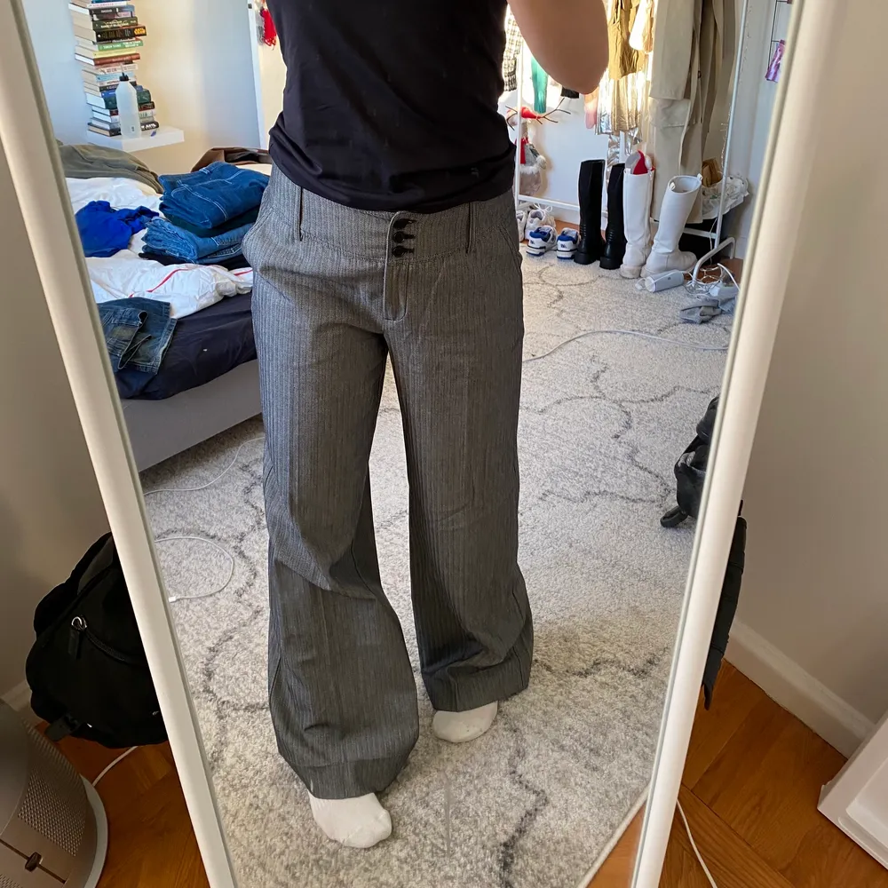 Snygga gråa byxor. Passar s. Jag är 167 cm. Pris exklusive frakt😍🥰. Jeans & Byxor.