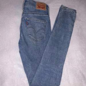 Jätte snygga jeans från Levis i storlek 24, knappt använda 