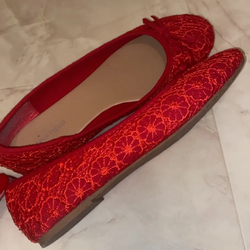 Ett par röda ballerina skor från Anna Fields. Aldrig använda! Köpta för 600kr säljer nu för 250kr.💞. Skor.
