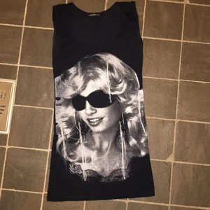 Cool klänning  - Fettcool klänning i marinblå färg med coolt tryck🤩 skriv för fler bilder!