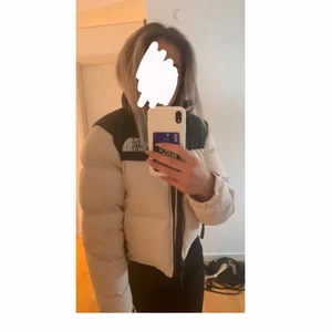 The north face jacka - Intressekoll!! Är någon intresserad av att köpa denna underbara jacka som är slutsåld överallt? Endast använd 3 gånger då den inte kommit till användning då ja har många andra. Jackan är i en något kortare modell och har fickor med dragkedja, jackan är cream vit färg. Nypris 3600