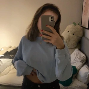 Sweatshirt  - Säljer denna super fina ljusblåa sweatshirten ifrån Monkl💙 FRAKTEN INGÅR INTE💙