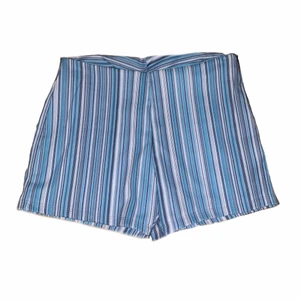 snygga shorts - superfina randiga shorts som passar perfekt att ha på sommarn på stranden med någon skjorta! aldrig använda och passar XS🧚