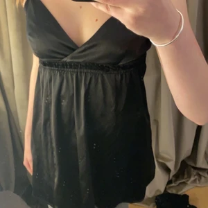 Svart silkes topp - En jätte snygg svart silkes topp från Gina Tricot