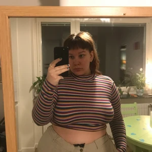 Monki, strl S-XL - Tröja från monki, klippt till en crop top 