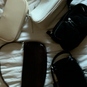 5 väskor - Superfina väskor! Dem är i lite olika skick, hör av er vid frågor! 70 kr styck eller 280 för alla 💕 svarta på övre raden- SÅLD