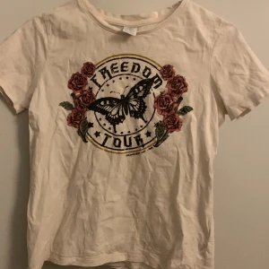 En T-shirt - En T-shirt i storlek 146-152 väldigt fin 