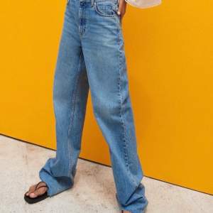 Superfina jeans från Zara som jag tyvärr beställde i fel storlek. Jag är 1,75 lång och de är till o med lite för långa för mig. Modellen är till för att man ska klippa de till sin egen längd, därav passar de alla. Köpte för 359 och är helt slutsålda på hemsidan!  Skriv vid frågor🤍