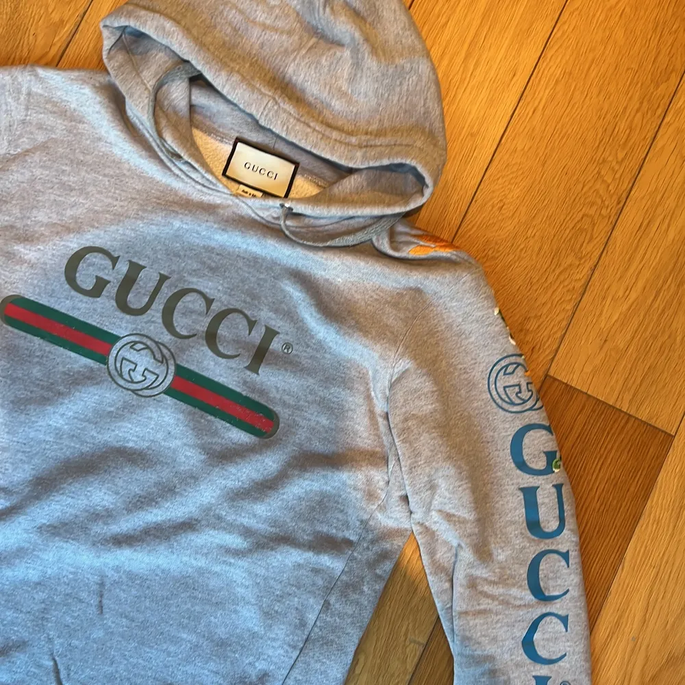 En Gucci dragon hoodie i storlek M. Har dessvärre inget kvitto men den är väldigt sparsamt använd och har inga defekter. Skriv för fler bilder . Hoodies.