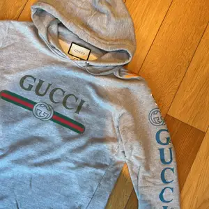 En Gucci dragon hoodie i storlek M. Har dessvärre inget kvitto men den är väldigt sparsamt använd och har inga defekter. Skriv för fler bilder 