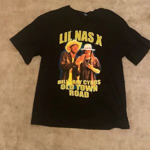 Lil nas x  - Jätte fin och helt ny t-shirt från H&M det är tjockt tyg. Storlek L 