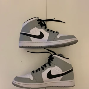 Jordan 1 light smoke gray - Jag köpte dessa för två somrar sen och har använt dem kanske 3 gånger. De är precis som nya och om skon hade varit deadstock så hade jag kunnat sälja för 5000kr. Jag behöver även pengarna snabbt så jag väljer att sälja billigare.  Köpare står för frakt. Först till kvarn!